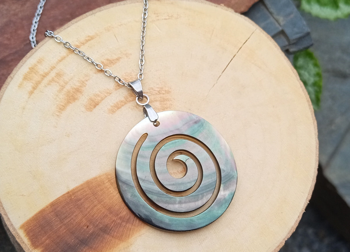 Spirála života: Elegantní náhrdelník z perleti Paua Abalone