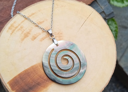 Spirála života: Elegantní náhrdelník z perleti Paua Abalone