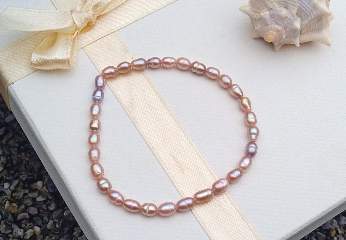 Pružný náramek z pravých říčních perel, růžový (5–6 mm)
