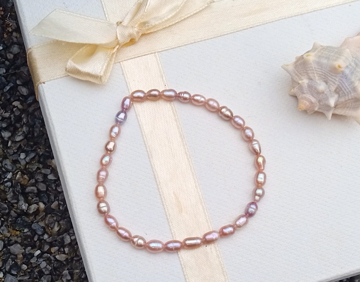 Pružný náramek z pravých říčních perel, růžový (5–6 mm)