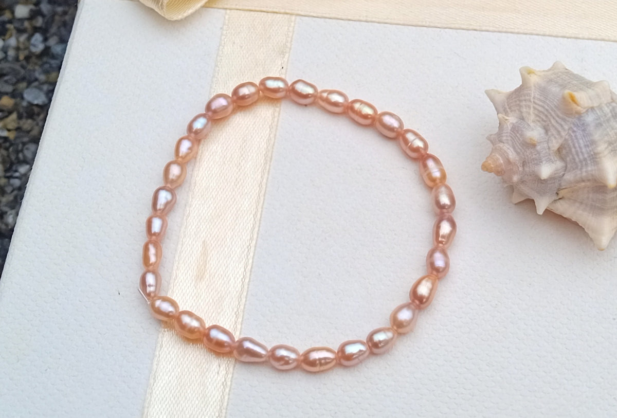 Pružný náramek z růžových říčních perel (5–6 mm), přírodní