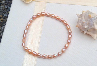 Pružný náramek z růžových říčních perel (5–6 mm), přírodní
