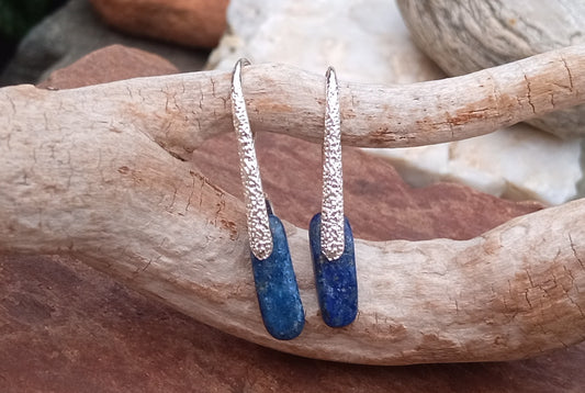 Postříbřené náušnice s přírodním lapis lazuli, královská modrá