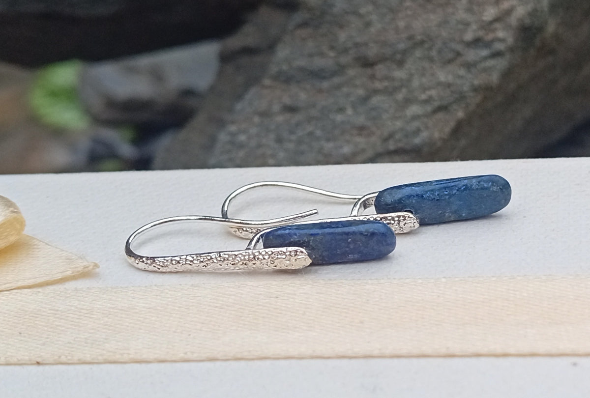 Postříbřené náušnice s přírodním lapis lazuli, královská modrá