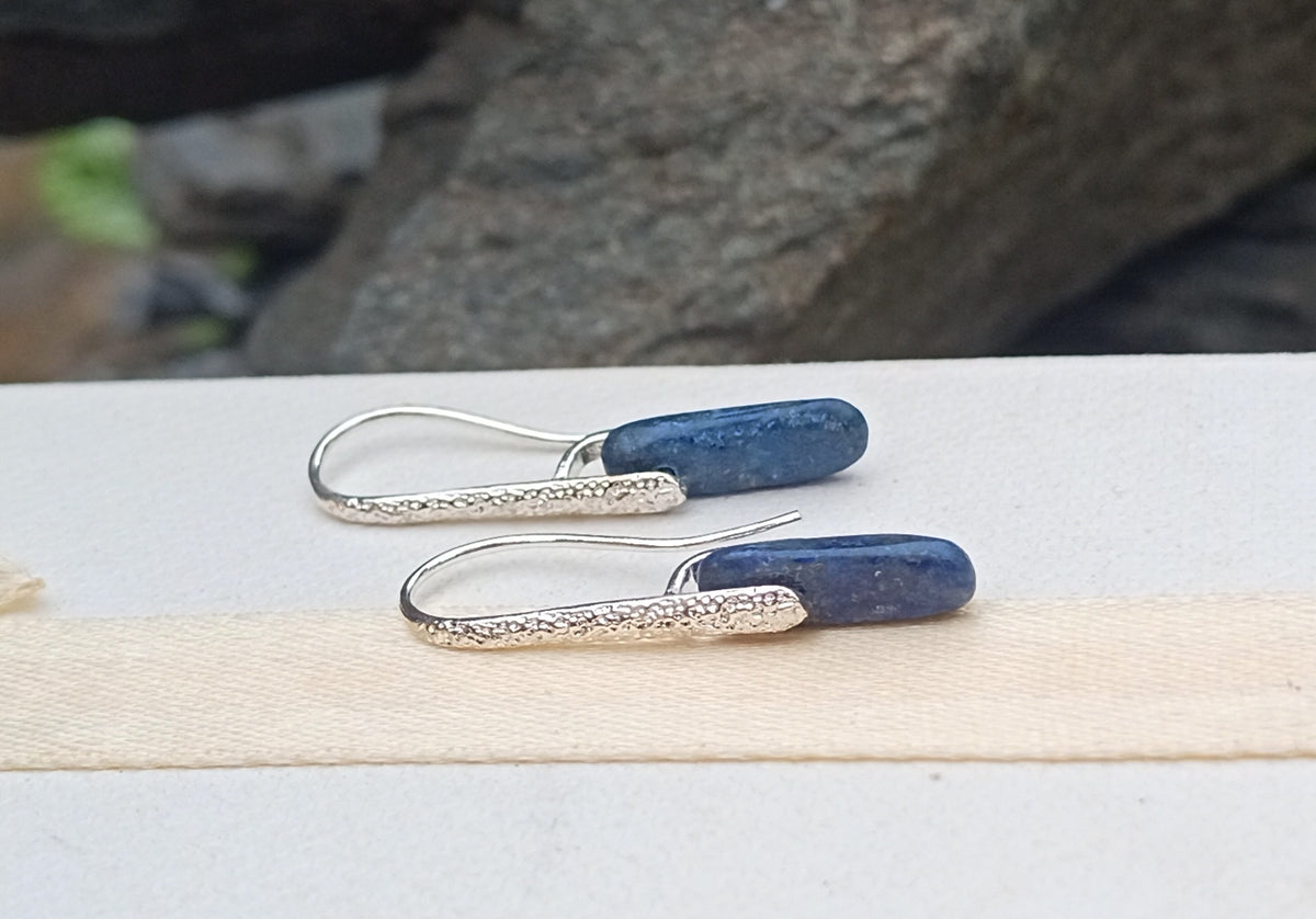 Postříbřené náušnice s přírodním lapis lazuli, královská modrá