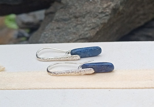 Postříbřené náušnice s přírodním lapis lazuli, královská modrá