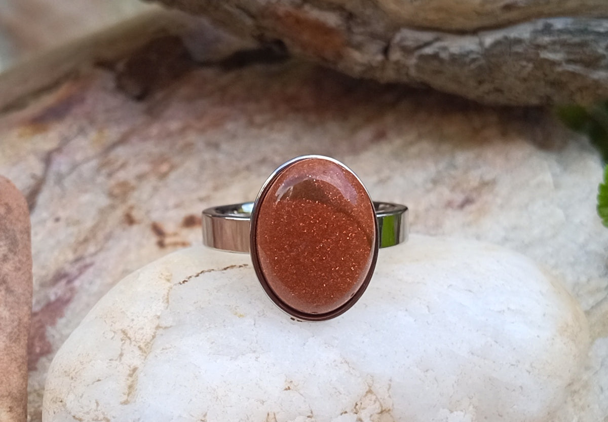 Ocelový prsten se třpytivým slunečním kamenem 15x10 mm – vel. 63