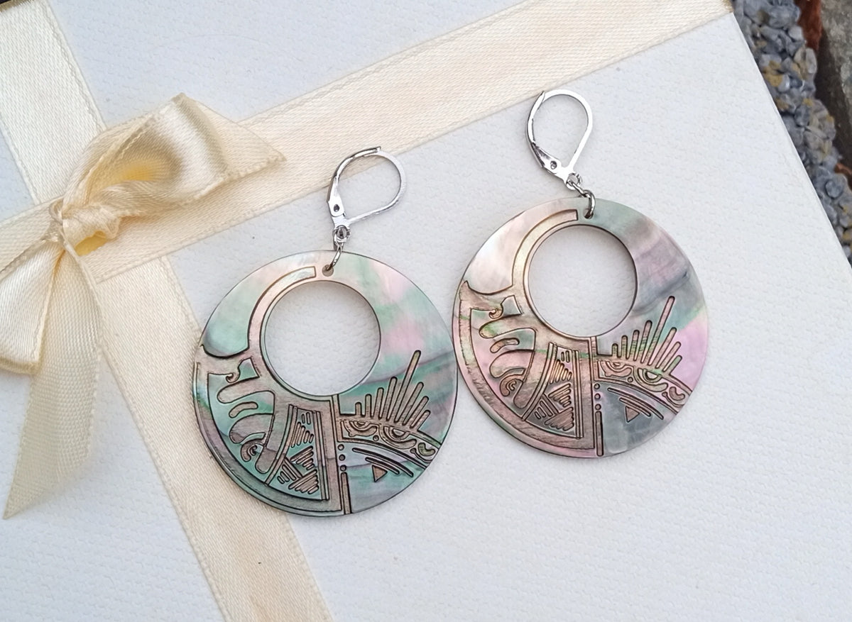 Gravírované náušnice z abalone perleti 40 mm | Chirurgická ocel
