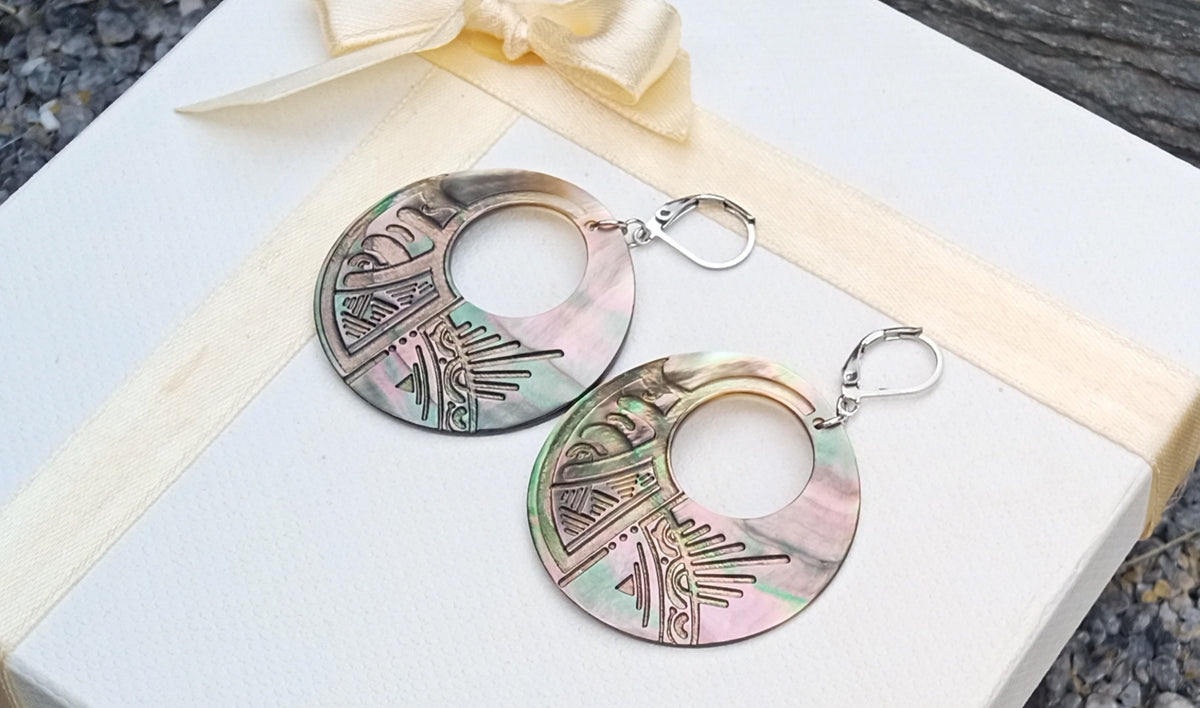 Gravírované náušnice z abalone perleti 40 mm | Chirurgická ocel