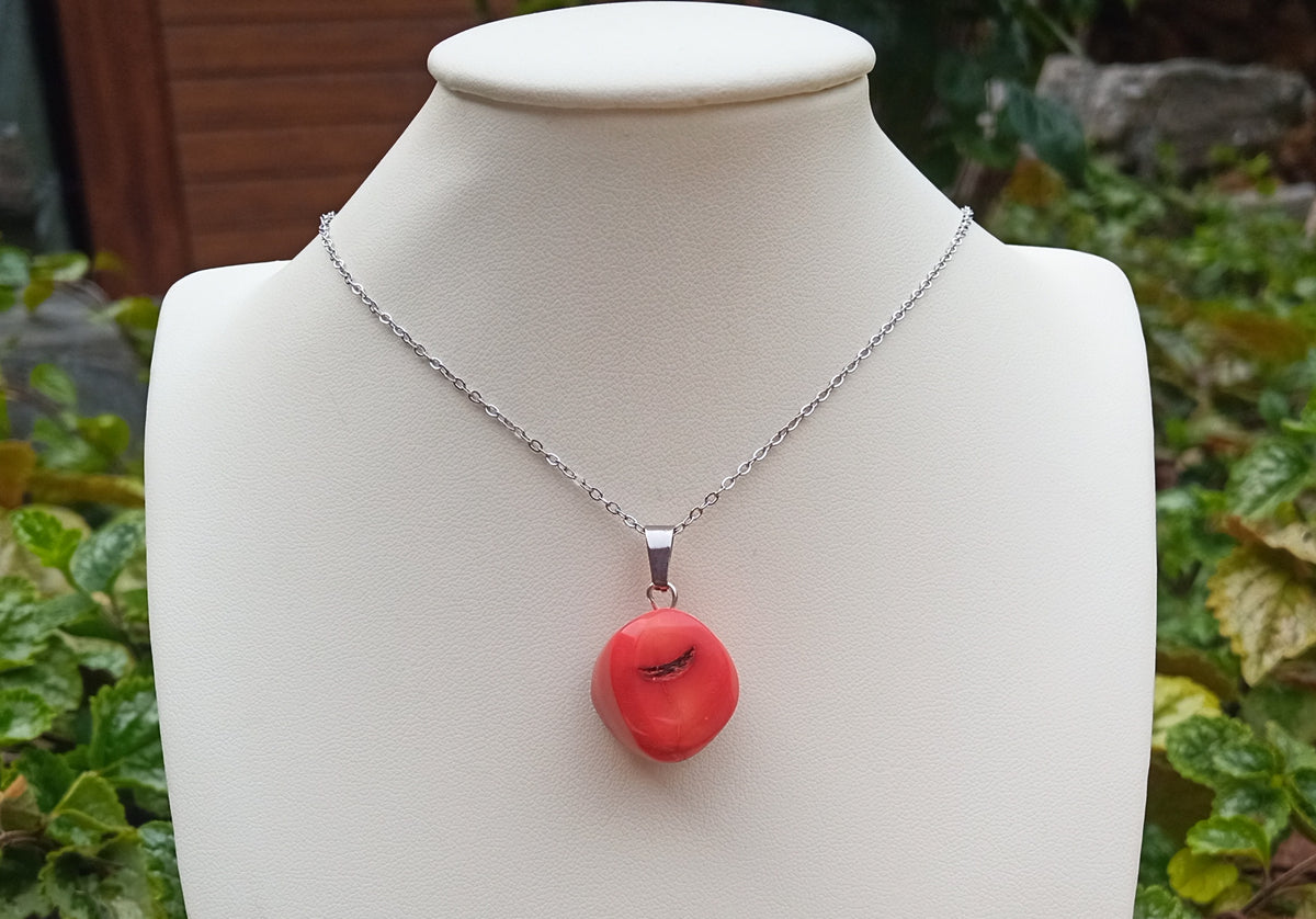 Náhrdelník z chirurgické oceli s červeným korálem 20 × 18 mm