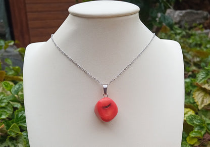 Náhrdelník z chirurgické oceli s červeným korálem 20 × 18 mm
