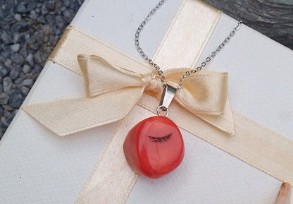 Náhrdelník z chirurgické oceli s červeným korálem 20 × 18 mm