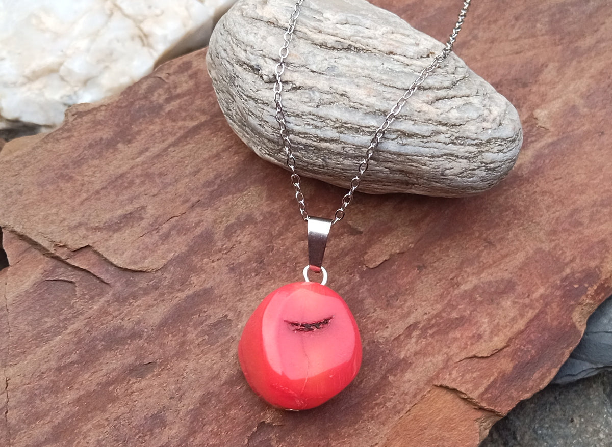 Náhrdelník z chirurgické oceli s červeným korálem 20 × 18 mm