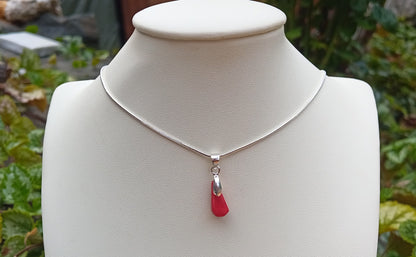 Stříbrný náhrdelník s přírodním červeným korálem – kapka