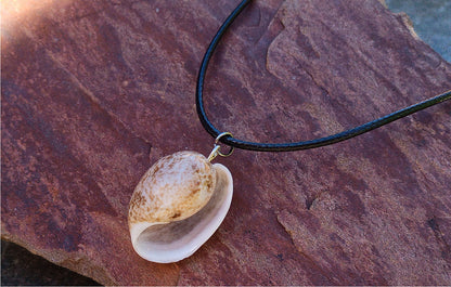 Minimalistický boho náhrdelník s pravou mořskou mušlí na voskované šňůrce (23x18 mm)