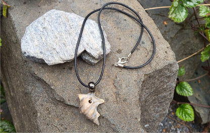 Přírodní boho náhrdelník s pravou mořskou mušlí na voskované šňůrce (37x23 mm)