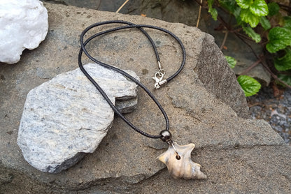 Přírodní boho náhrdelník s pravou mořskou mušlí na voskované šňůrce (37x23 mm)
