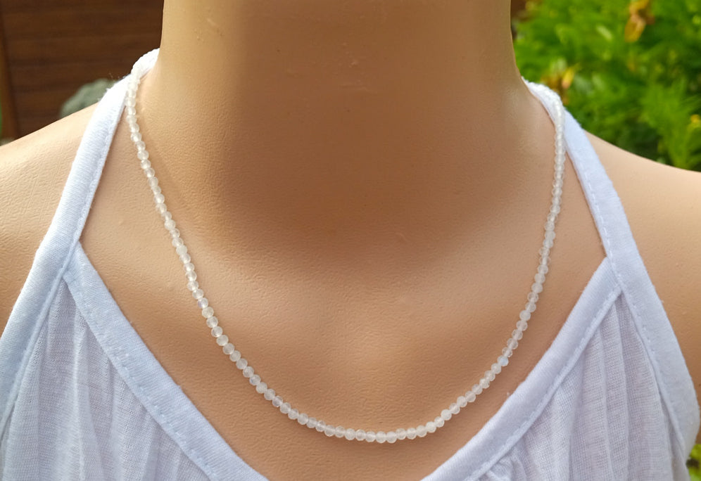 Minimalistický postříbřený náhrdelník z přírodního měsíčního kamene – fazetované korálky (3 mm, 43+ cm)