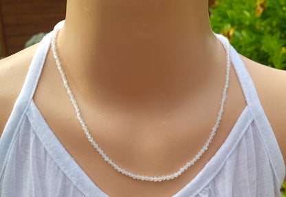Minimalistický postříbřený náhrdelník z přírodního měsíčního kamene – fazetované korálky (3 mm, 43+ cm)