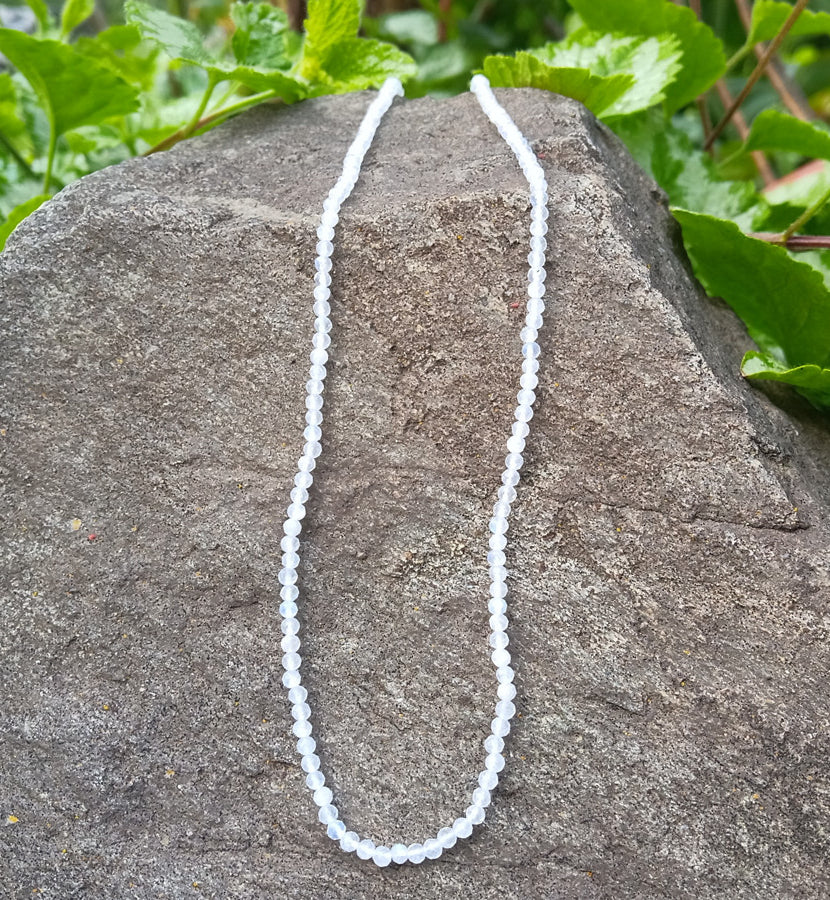 Minimalistický postříbřený náhrdelník z přírodního měsíčního kamene – fazetované korálky (3 mm, 43+ cm)