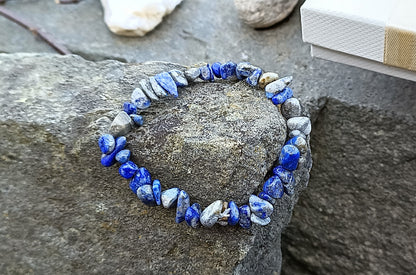 Exkluzivní pružný náramek z přírodního Lapis Lazuli v dárkovém balení – zlomky