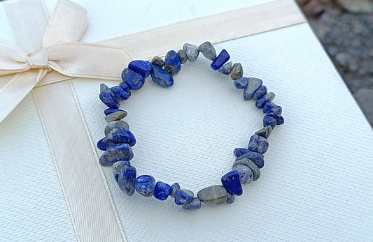 Exkluzivní pružný náramek z přírodního Lapis Lazuli v dárkovém balení – zlomky