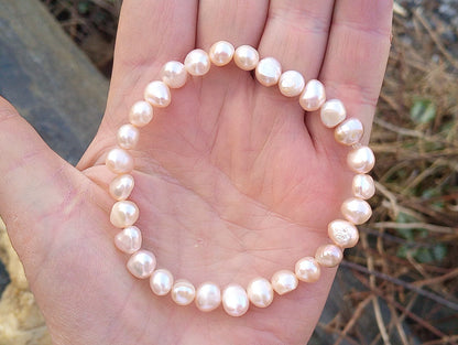 Jemný pružný náramek z pravých říčních perel ve světle lososové