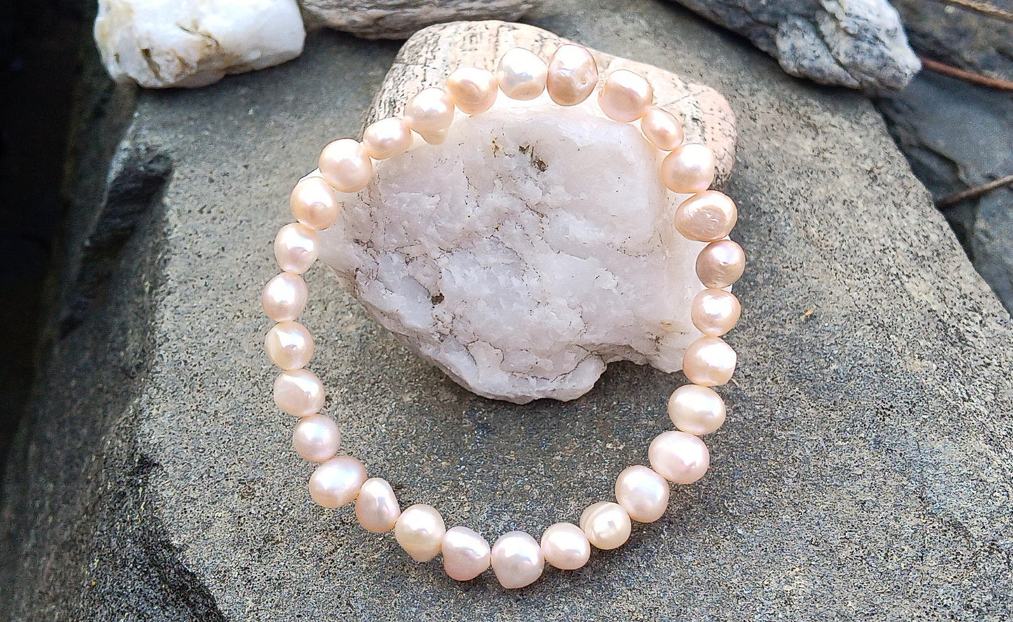 Jemný pružný náramek z pravých říčních perel ve světle lososové