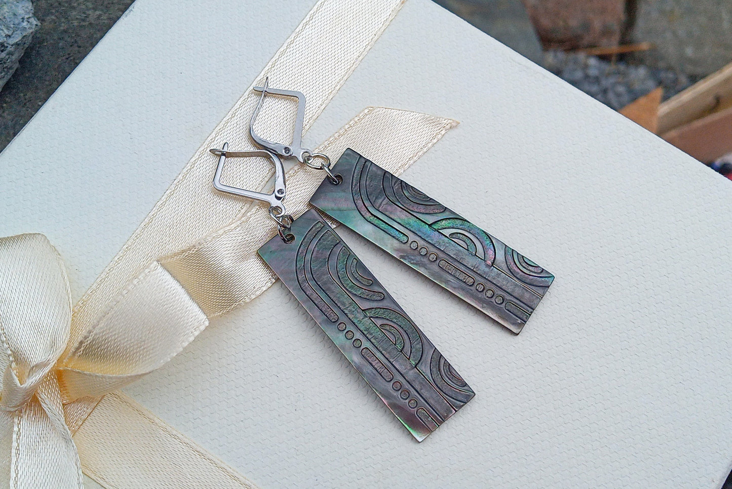 Luxusní ocelové náušnice s přírodní perletí Abalone a rytým vzorem (6 cm)