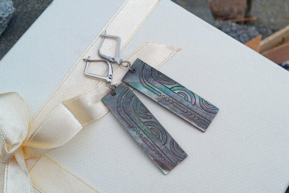 Luxusní ocelové náušnice s přírodní perletí Abalone a rytým vzorem (6 cm)