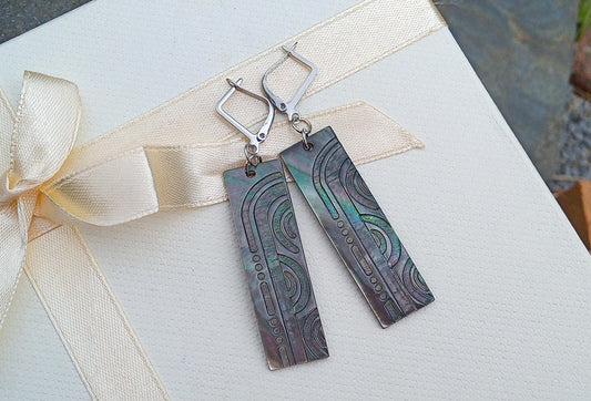 Luxusní ocelové náušnice s přírodní perletí Abalone a rytým vzorem (6 cm)