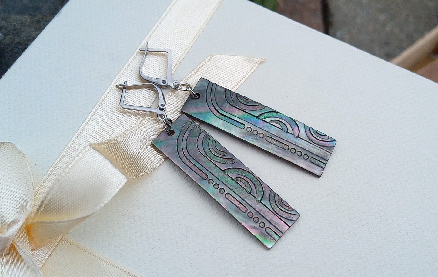 Luxusní ocelové náušnice s přírodní perletí Abalone a rytým vzorem (6 cm)