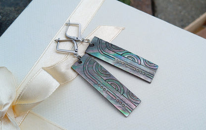 Luxusní ocelové náušnice s přírodní perletí Abalone a rytým vzorem (6 cm)