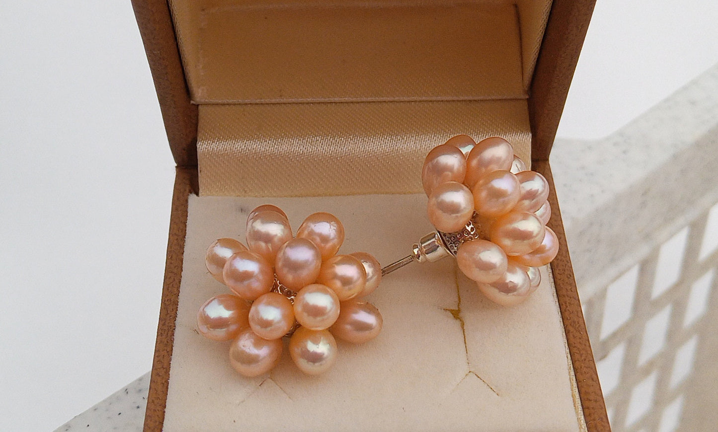 Atraktivní náušnice z top říčních perel s vysokým leskem