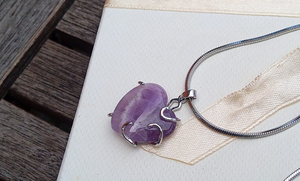Ocelový náhrdelník s přírodním ametystovým srdcem 20x20 mm