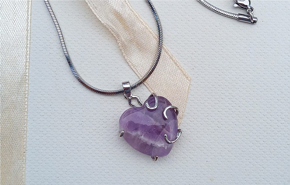 Ocelový náhrdelník s přírodním ametystovým srdcem 20x20 mm