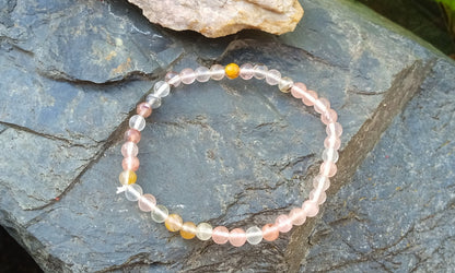 Něžný pružný náramek z třešňového křemene (3 mm)
