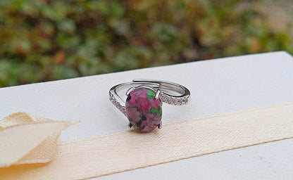 Rhodiovaný prsten s přírodním rubínem v zoisitu 8x10 mm a zirkony