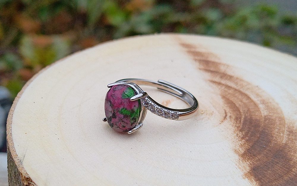 Rhodiovaný prsten s přírodním rubínem v zoisitu 8x10 mm a zirkony