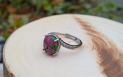 Rhodiovaný prsten s přírodním rubínem v zoisitu 8x10 mm a zirkony