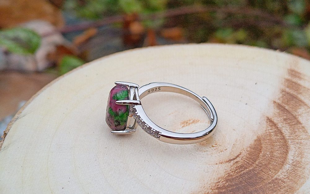 Rhodiovaný prsten s přírodním rubínem v zoisitu 8x10 mm a zirkony