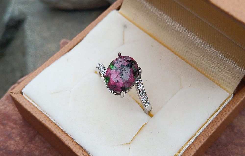 Rhodiovaný prsten s přírodním rubínem v zoisitu 8x10 mm a zirkony
