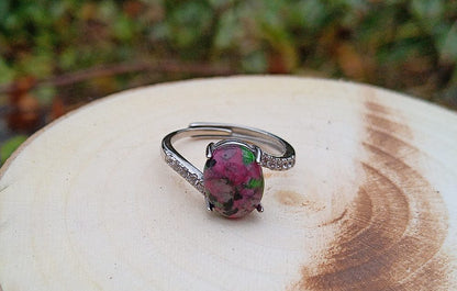 Rhodiovaný prsten s přírodním rubínem v zoisitu 8x10 mm a zirkony