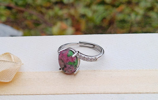 Rhodiovaný prsten s přírodním rubínem v zoisitu 8x10 mm a zirkony