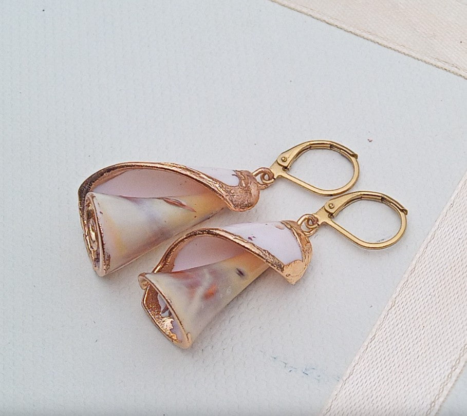 Náušnice z vzácných mušlí z Filipín, pozlacená chirurgická ocel