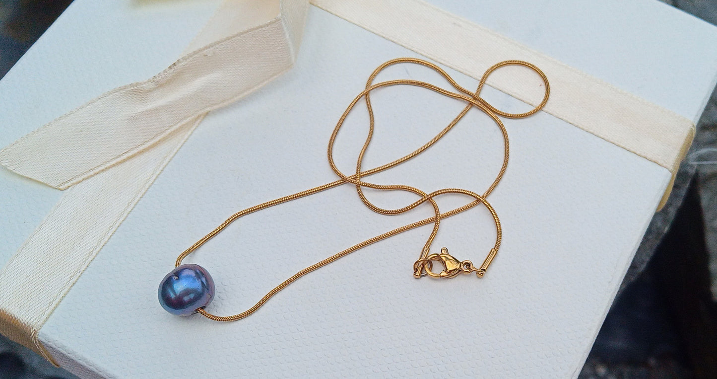 Temná romance mořských hlubin: Minimalistický perlový náhrdelník