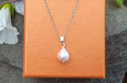 Neodolatelný náhrdelník s barokní perlou – ztělesnění elegance