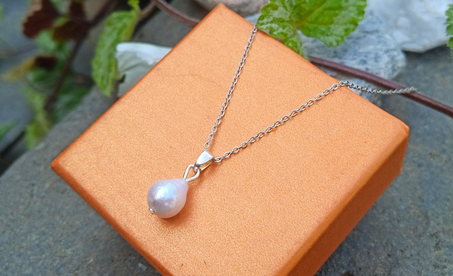 Neodolatelný náhrdelník s barokní perlou – ztělesnění elegance