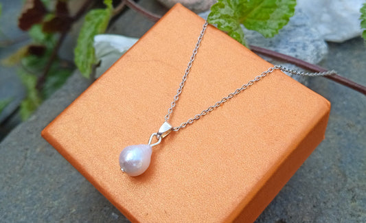 Neodolatelný náhrdelník s barokní perlou – ztělesnění elegance