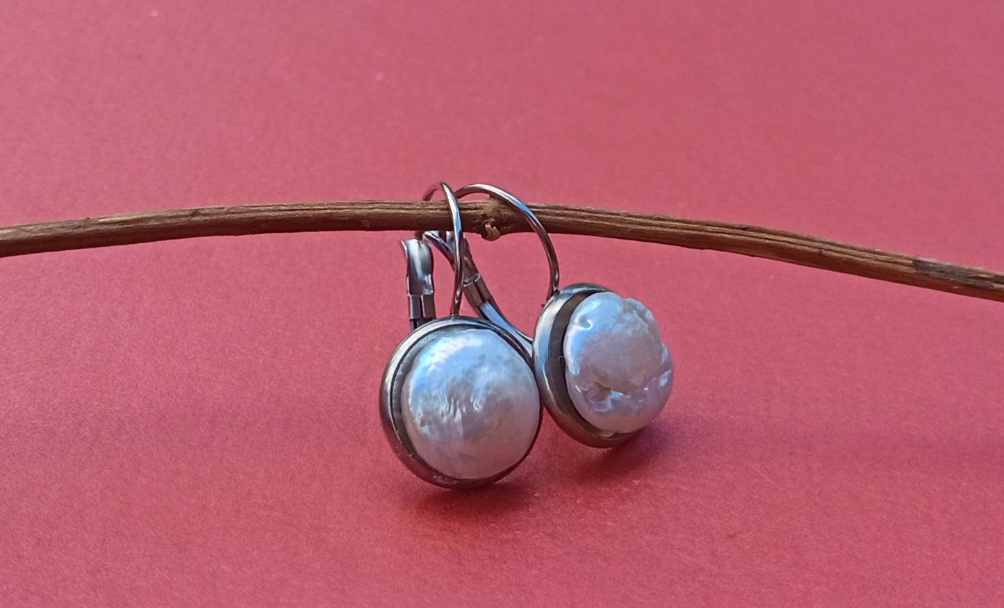 Okouzlující náušnice: Luxus pravých perel a odolnost oceli